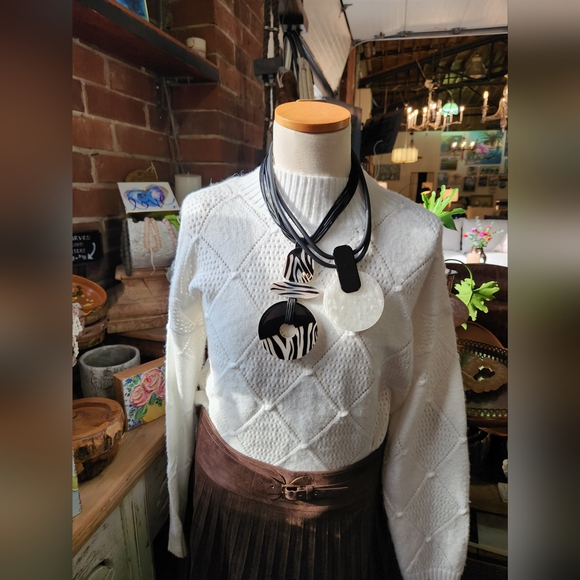 Reversible Black and White Statement Necklace - Picture 15 of 16